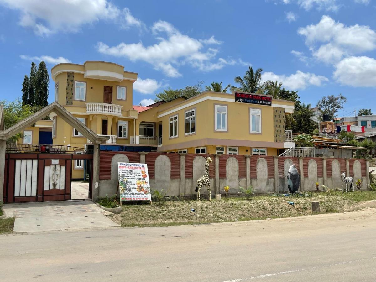 Moments Park Motel Dar es Salaam Exterior photo
